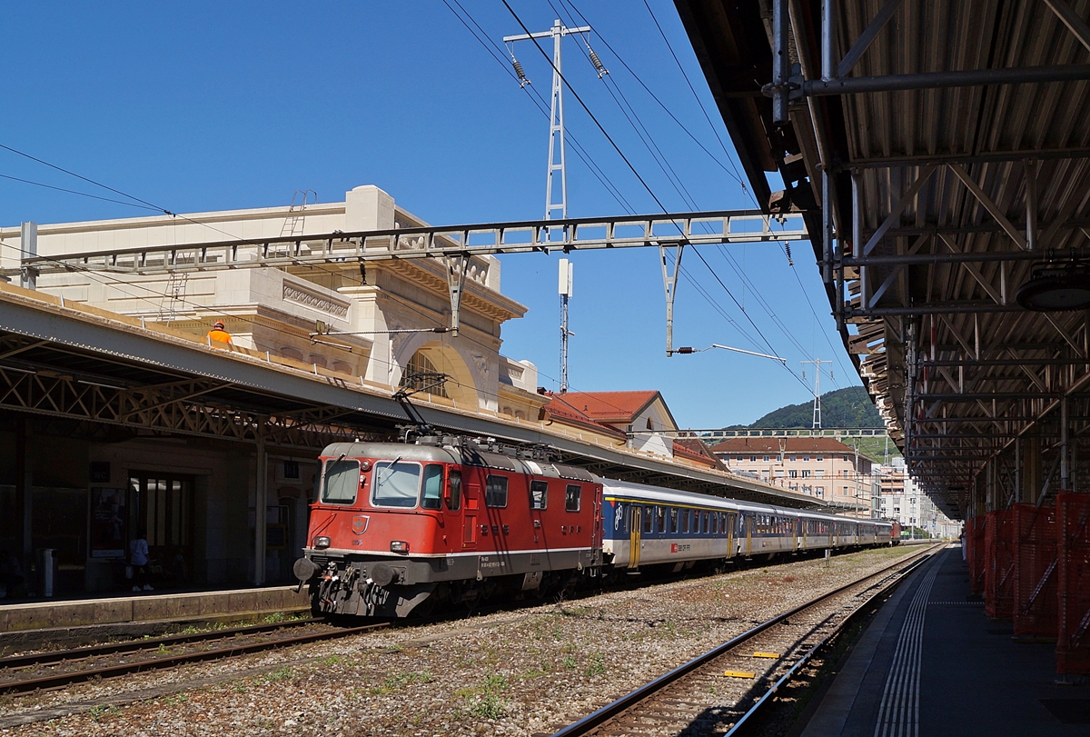 Zwei SBB RE 4/4 II verlassen mit einem Dispozug auf der Fahrt in Richtung Lausanne den Bahnhof von Vevey. 

30, Juni 2020