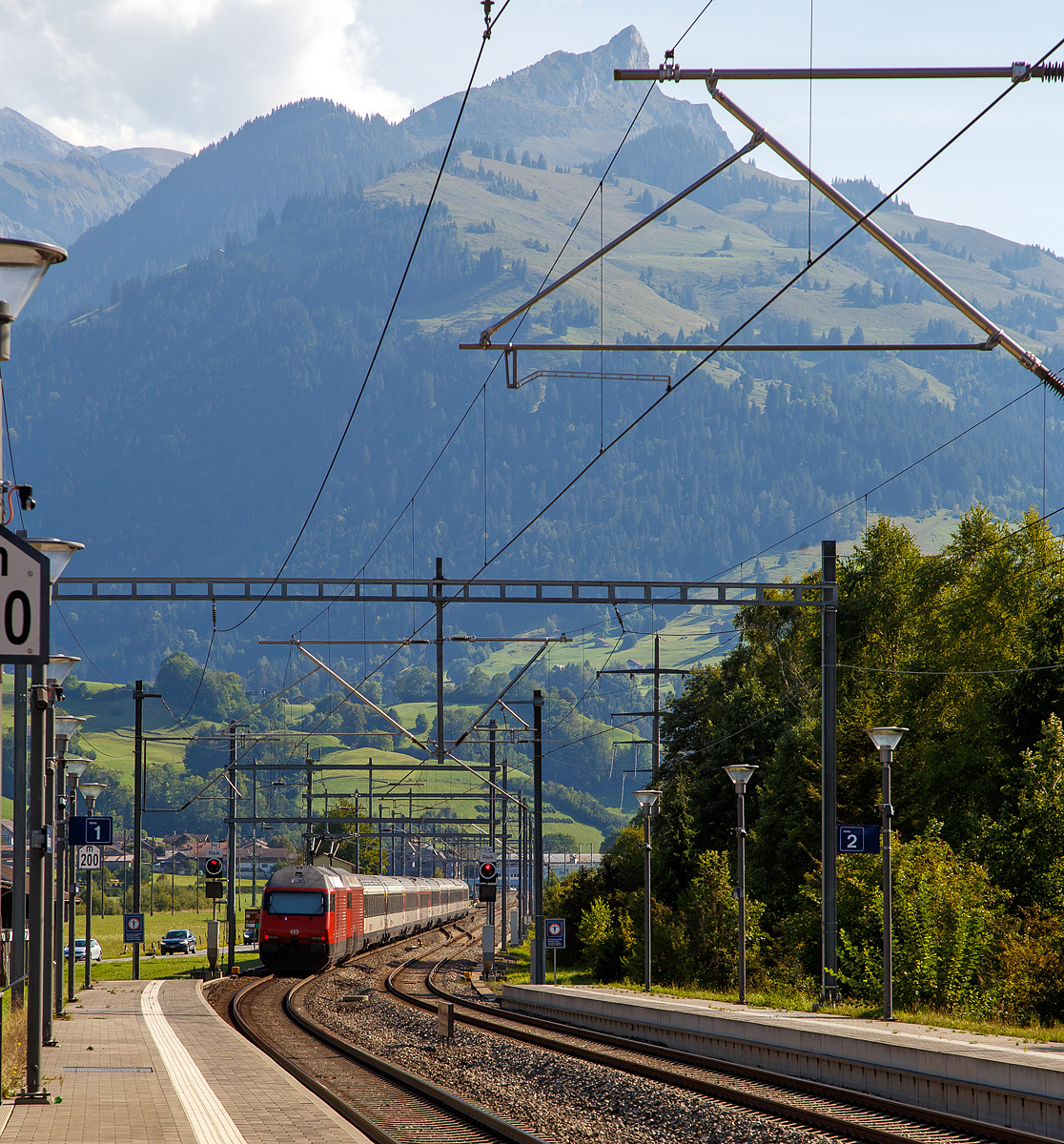 Zwei SBB Re 460 schieben einen IC nach Brig Steuerwagen voraus am 08.09.2021 durch Mlenen in Richtung Ltschberg-Basistunnel.

Diese Zge fahren durch den Ltschberg-Basistunnel via Visp nach Brig. Die Ltschberg-Basisstrecke (LBS) zweigt bei Wengi-Ey, kurz hinter Reichenbach im Kandertal, ab und es geht erst in den 2,6 km langen Engstligetunnel (dient der Umfahrung von Frutigen) bevor es gleichdrauf in den 34,6 km langen Ltschberg-Basistunnel geht.
