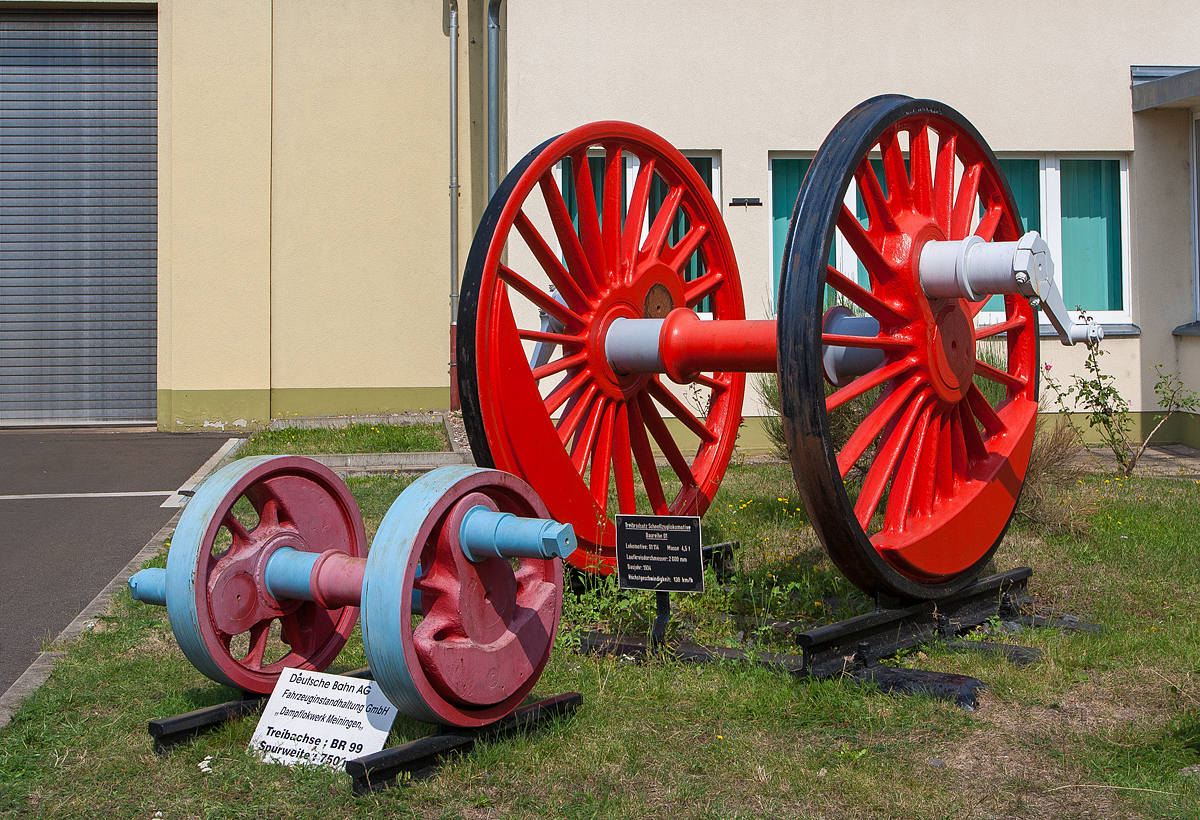 Zwei sehr unterschiedliche Dampflok-Treibachsen am 24.08.2013 vor dem Dampflokwerk Meiningen (DLW). Links eine spurkranzlose Triebachse einer BR 99 mit 750 mm Spurweite und rechts die Triebachse mit einem Laufkreisdurchmesser von 2.000 mm einer normalspurigen Schnellzugdampflok der BR 01 (der Lok 01 114).