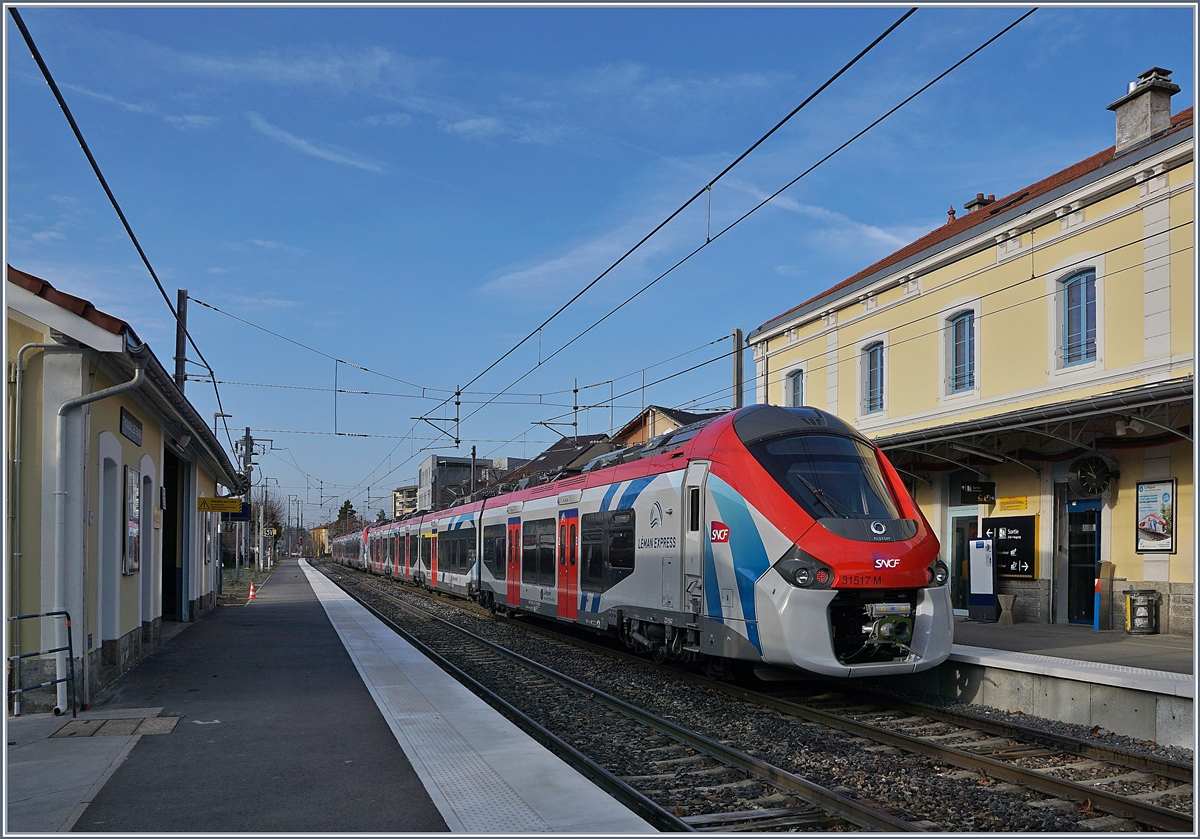 Zwei SNCF Regiolis unterwegs von Evian nach Coppet beim Halt Thonon. 

8. Feb. 2020