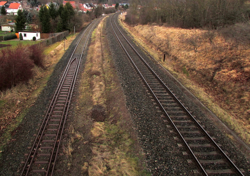 Zwei Streckengleise nebeneinander.
Das linke Gleis wird nicht mehr befahren.Es f�hrte nach Gotha.
Das rechte Gleis f�hrt in Richtung Oberhof.
Blick Richtung Gr�fenroda am 11.Jan.2014