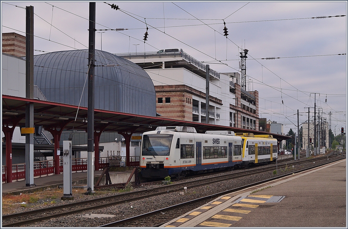 Zwei SWEG VT 650 warten in Strasbourg auf die Abfahrt nach Offenburg, einer zeigt sich in SWEG Farben, er zweite bereits in der Bwegt Farbgebung.

5. Mai 2019