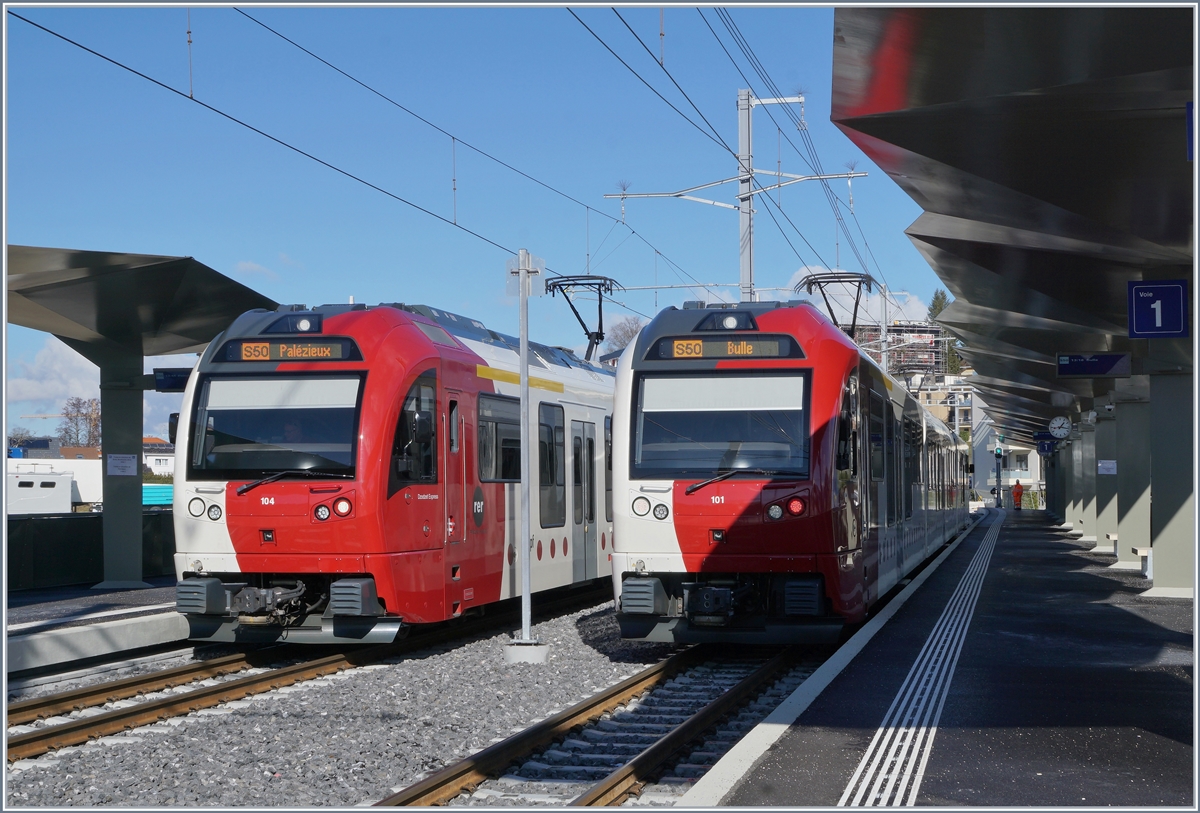 Zwei TPF SURF Regionalzüge kreuze sich im neuen Bahnhof von Châtel St-Denis.

5. Feb. 2020