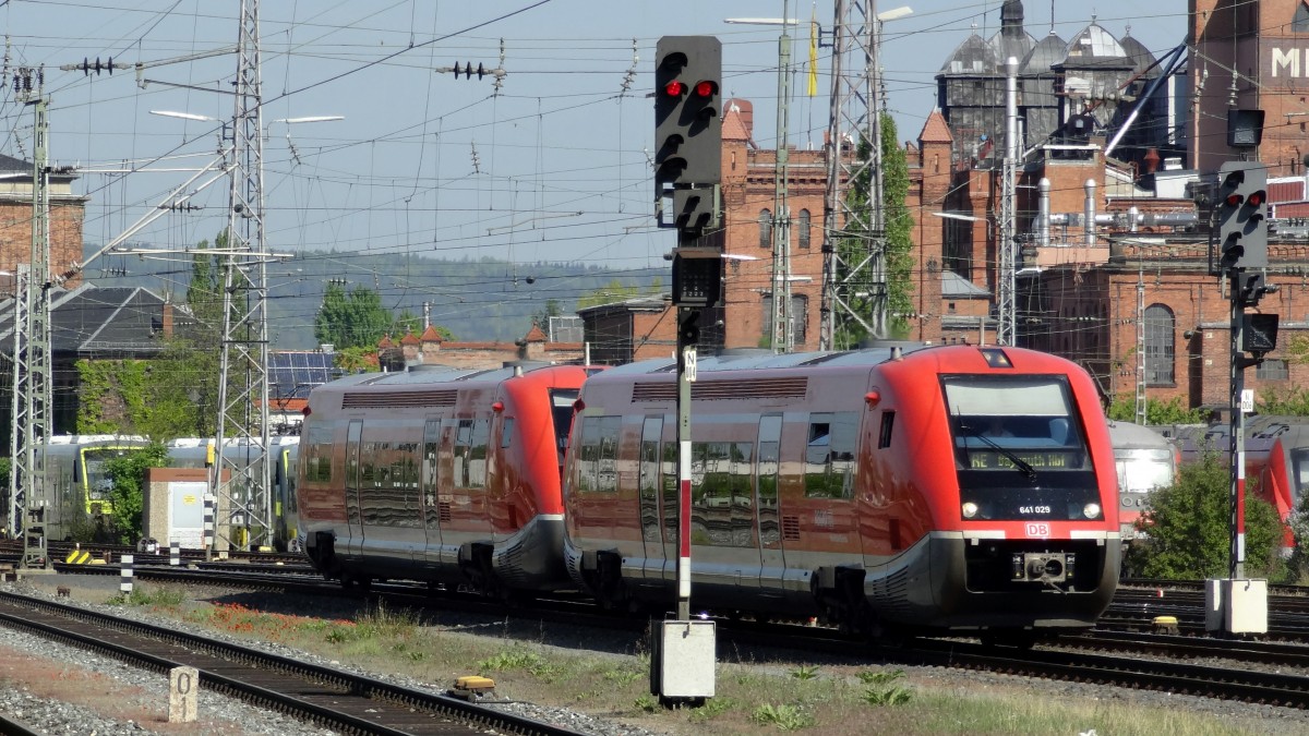 Zwei Triebzüge der Baureihe 641 verlassen den Bahnhof Bamberg nach Hof / Bayreuth.
Aufgenommen im April 2014.