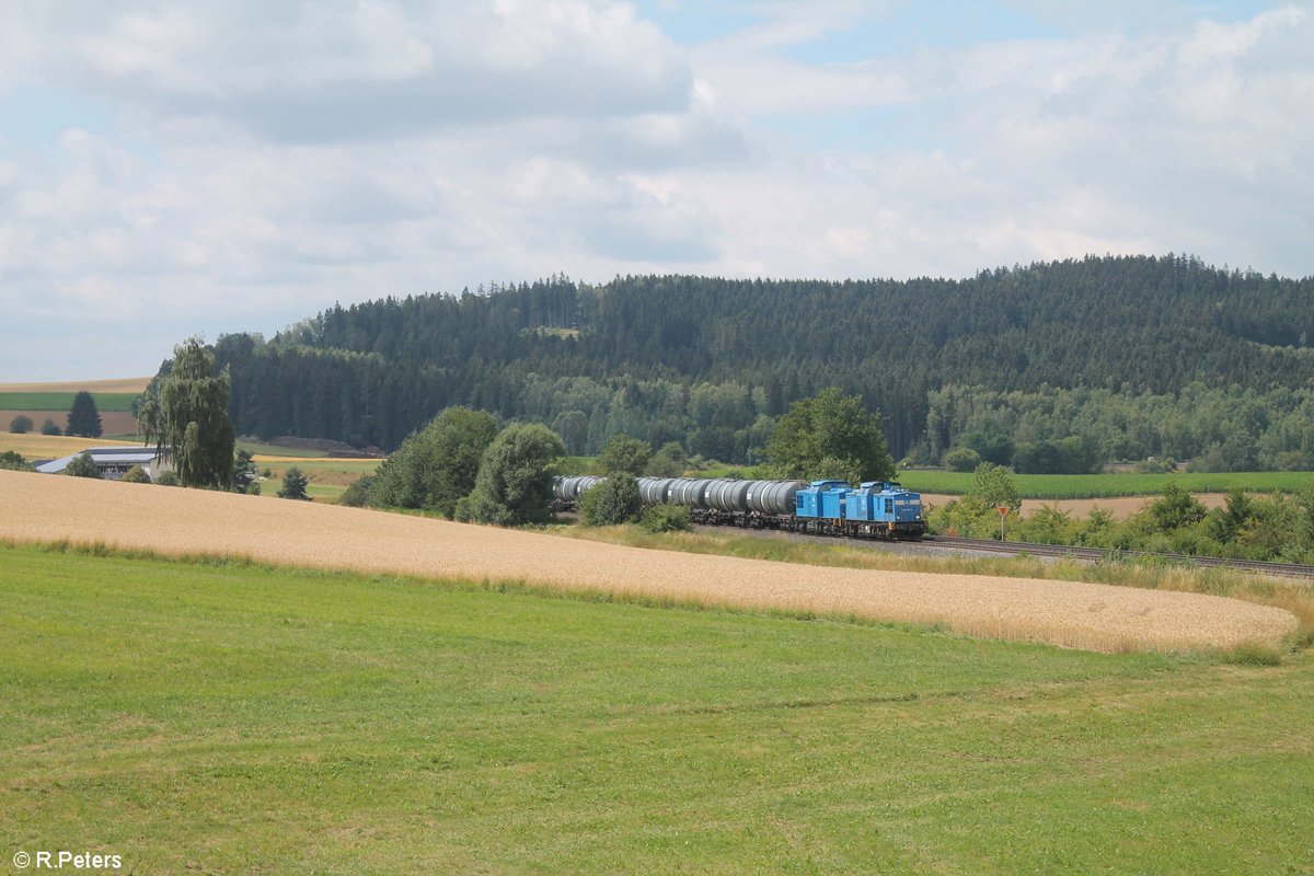 Zwei  Vogtland Zwerge  oder auch  Schlümpfe  ziehen einen Kesselzug bei Lengenfeld in Richtung Weiden in der Oberpfalz zum Tanklager Hauer. Loknummern waren 204 022-2 und 204 011-5 der PRESS. 12.07.18