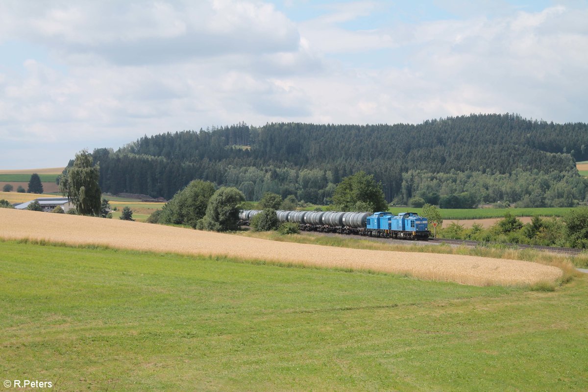 Zwei  Vogtland Zwerge  oder auch  Schlümpfe  ziehen einen Kesselzug bei Lengenfeld in Richtung Weiden in der Oberpfalz zum Tanklager Hauer. Loknummern waren 204 022-2 und 204 011-5 der PRESS. 12.07.18