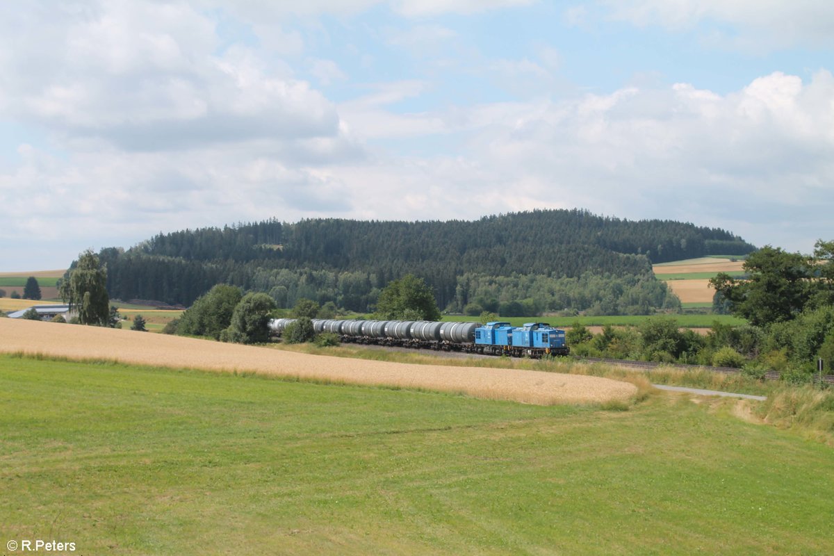 Zwei  Vogtland Zwerge  oder auch  Schlümpfe  ziehen einen Kesselzug bei Lengenfeld in Richtung Weiden in der Oberpfalz zum Tanklager Hauer. Loknummern waren 204 022-2 und 204 011-5 der PRESS. 12.07.18