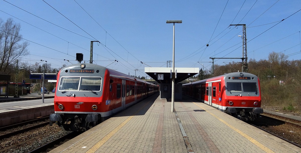 Zwei Zge der Nrnberger S-Bahn begegnen sich in Feucht.
Aufgenommen im April 2015.