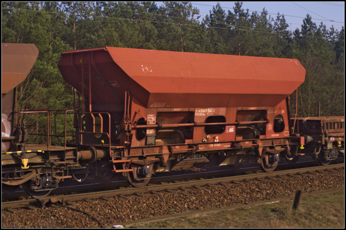 Zweichachsiger Schüttgutwagen mit dosierbarer Schwerkraftentladung der Gattung Fcs 092 der DB Cargo Deutschland AG. Der Wagen entstand aus ehemaligen Fcs 090, die nach ihrer Ablaufzeit im RAW Zwickau ab 1991 wieder hergerichtet wurden. Eingereiht war der Wagen in einem gemischten Güterzug, der am 09.04.2018 durch die Berliner Wuhlheide fuhr (21 RIV 80 D-DB 6460 541-1 Fcs 092).