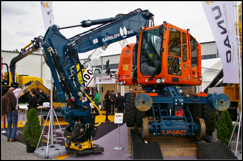 Zweiwege-Fahrzeug UNAC Rail 22TRR im Einsatz bei dem dnischen Infrastrukturunternehmen Aarsleff Rail. Das Fahrzeug war whrend der InnoTrans 2014 in Berlin auf dem Freigelnde ausgestellt.
<p>
Webseite Daten (english): http://www.unac-france.com/en/products/road-rail/road-rail_excavator_unac_22trr/
