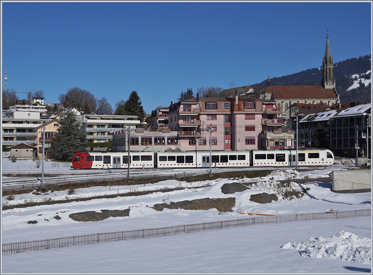 Zwischen Alt und Neu: Während links des Bildes der neue (Durchgangs)-Bahnhof gebaut wird, steht der alte Kopfbahnhof rechts des Bildes, folglich wird in absehbarer Zeit hier kein Zug mehr fahren. 
Im Bild ein TPF Regionalzug nach Montbovon.


15. Feb. 2019