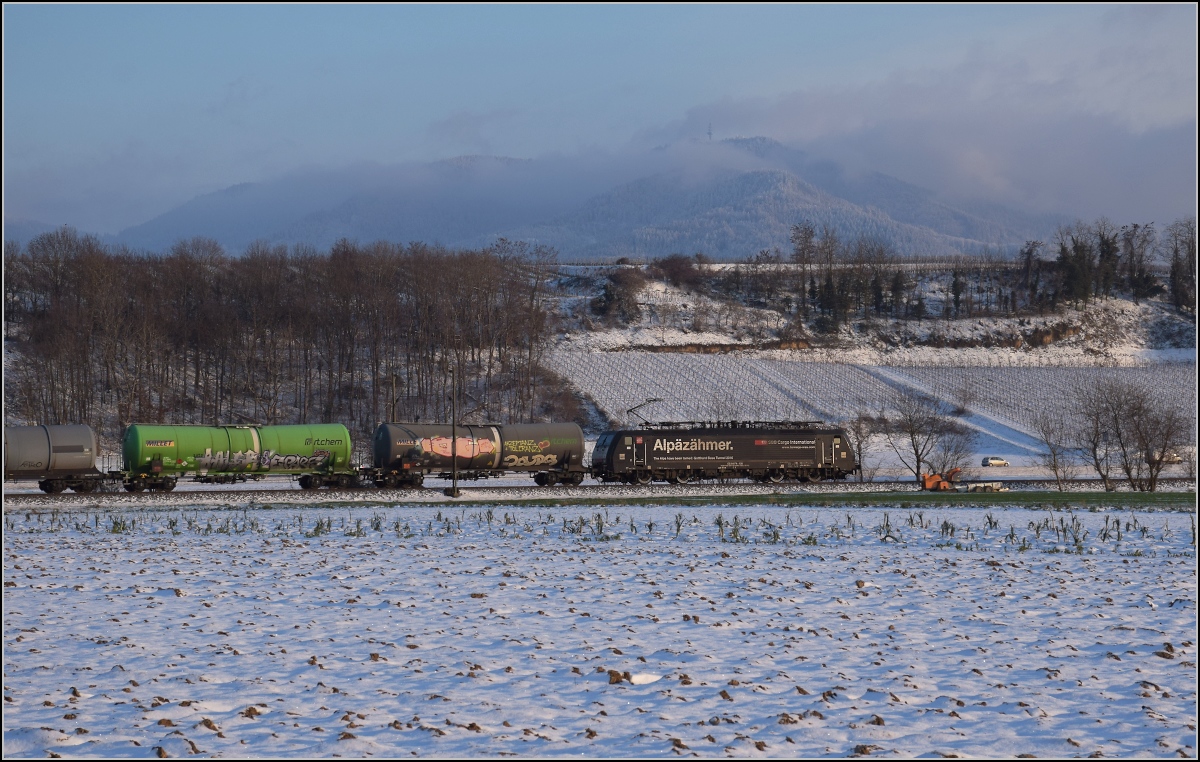 Zwischen Belchensystem und Blauendreieck. 

Alpenzähmer 189 108 nach Basel bei Buggingen. Februar 2021.