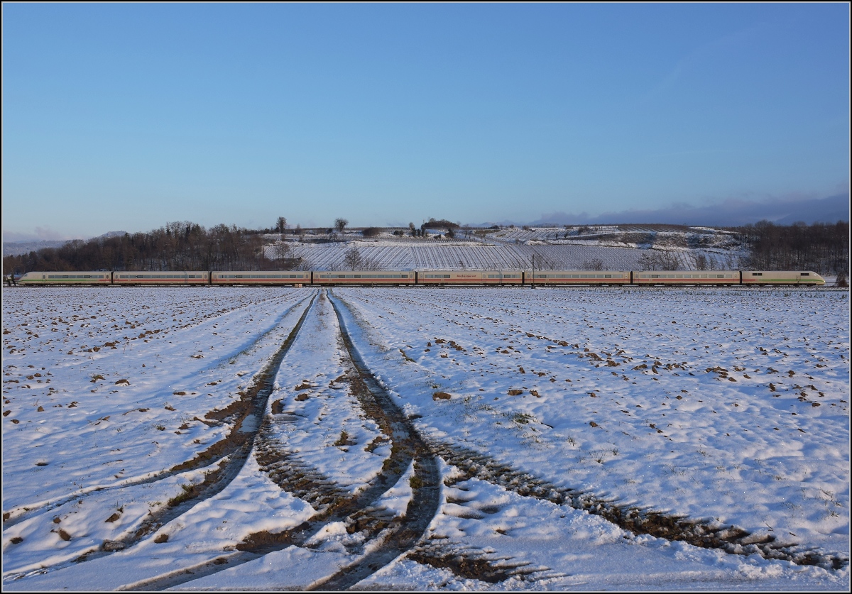 Zwischen Belchensystem und Blauendreieck. 

Ein ICE 2 verirrt sich selten in den Süden. Daher ein paar mehr Bilder des kurzen ICE auf der badischen Hauptbahn. 402 039 Essen nordwärts bei Buggingen. Februar 2021.