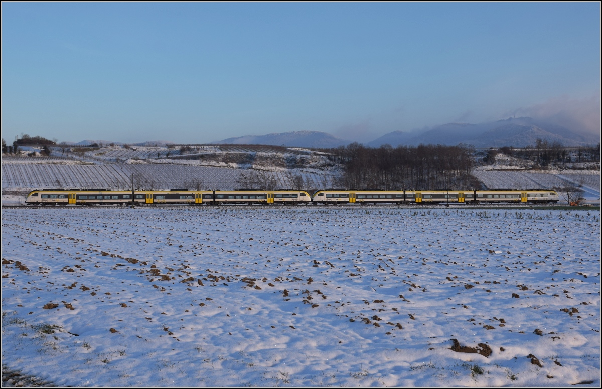 Zwischen Belchensystem und Blauendreieck. 

Eine Mireo-Doppel von bwegt Richtung Freiburg bei Buggingen. Im Hintergrund hat sich kurz vor Sonnenuntergang der Blauen aus seinen Nebeln befreit. Februar 2021.
