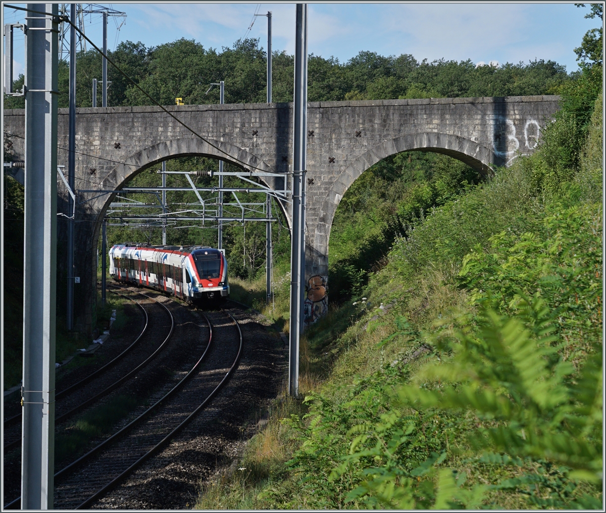 Zwischen Russin und Satigny befindet sich eine hübsche Brücke , die jedoch gar nicht so einfach als Motiv genutzt werden kann. Hier trotzdem ein Versuch mit einem SBB LEX RABe 522 auf der Fahrt von als SL5 von Genève nach La Plaine. 

2. Aug. 2021