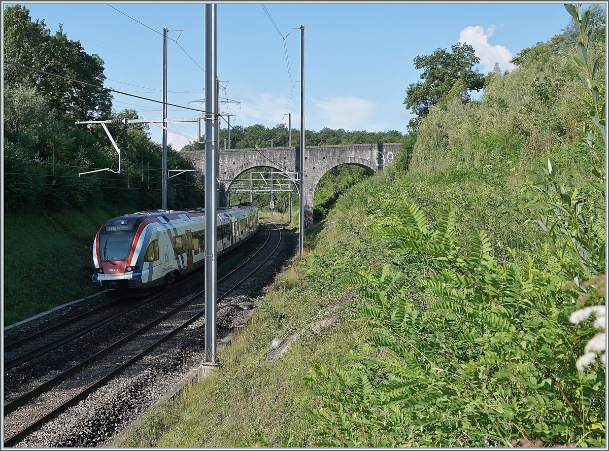 Zwischen Russin und Satigny befindet sich eine hübsche Brücke , die jedoch gar nicht so einfach als Motiv genutzt werden kann. Hier trotzdem ein Versuch mit einem SBB LEX RABe 522 auf der Fahrt von als SL5 von Genève nach La Plaine. 

2. Aug. 2021