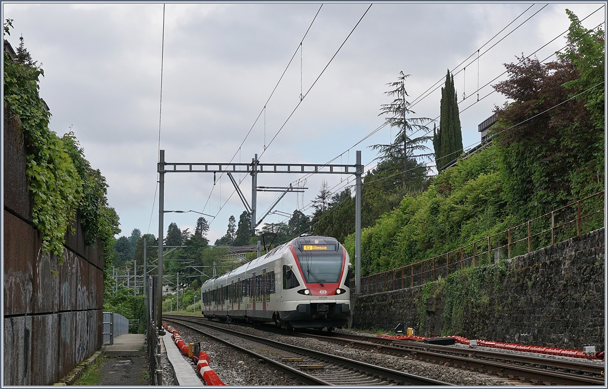 Zwischen Stützmauer und Lärmschutzwand verläuft hier die Strecken zwischen Clarens und Montreux, im Bild ein SBB RABe 523 auf dem Weg nach Villeneuve. 

6. Mai 2020