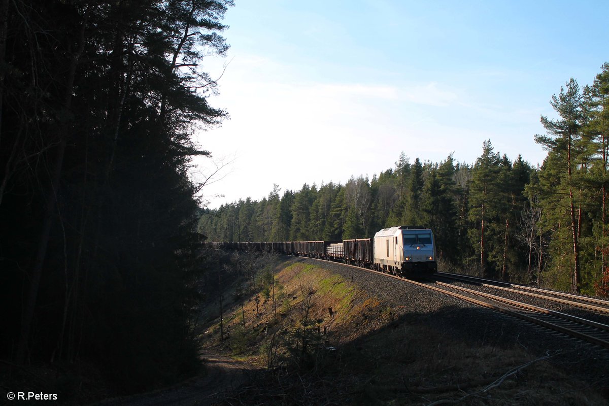 Zwischen Wunsiedel und Marktredwitz wurde auch ordentlich abgeholzt und so konnte 76 111 mit dem Könitzer Stahl/Schrottzug nach Cheb auf dem Weg nach Marktredwitz mit Streiflicht an diesem neuen Motiv abgelichtet werden. 31.03.17 