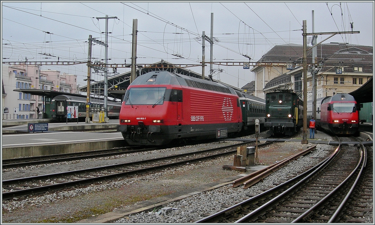 Zwischen zwei Re 460 wartet die Ae 4/7 10997 mit einem Extrazug auf die Abfahrt.
 
1. Mai 2013