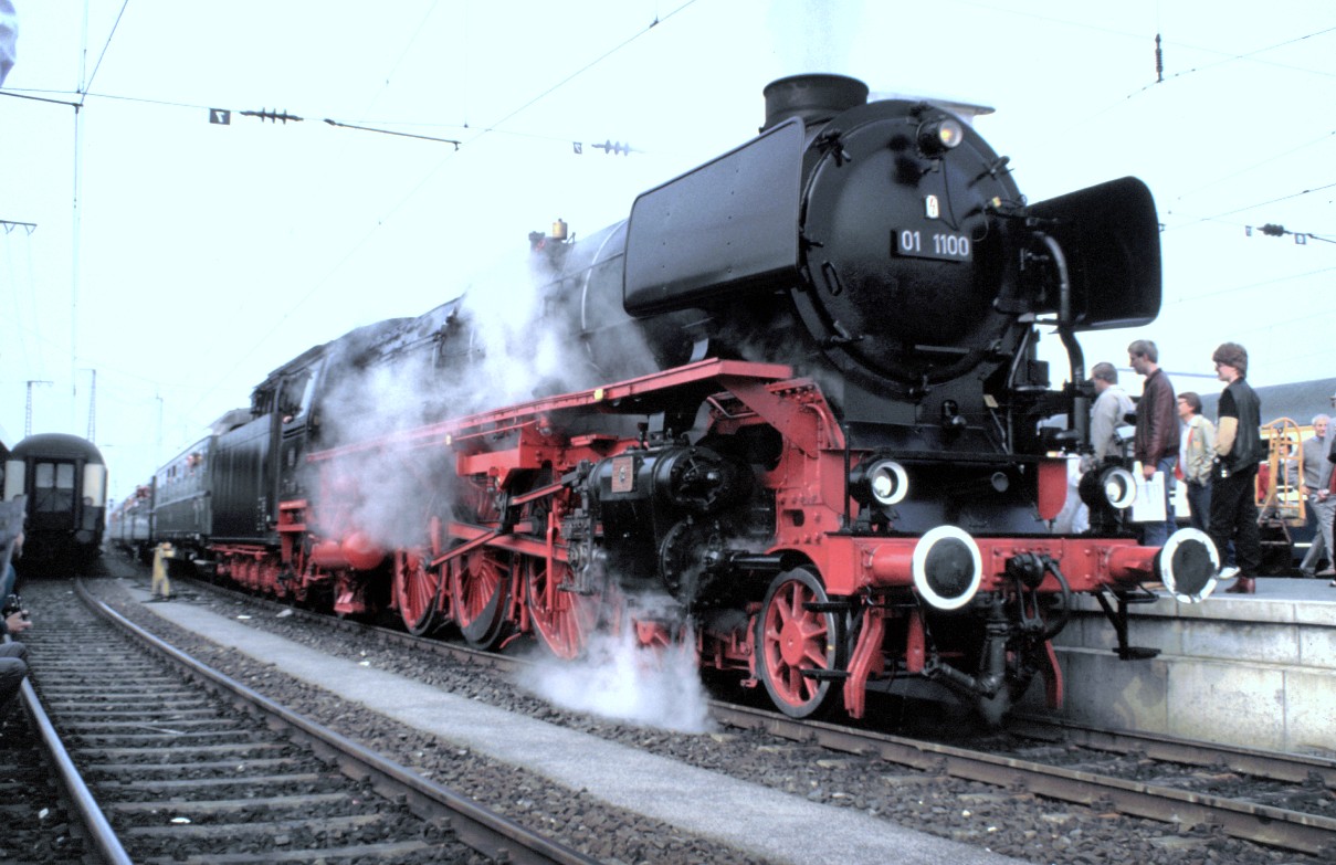 01 1100 beim Jubiläum 150 Jahre Deutsche Eisenbahn in Nürnberg am 14.09.1985. Bei der Abfahrt.
