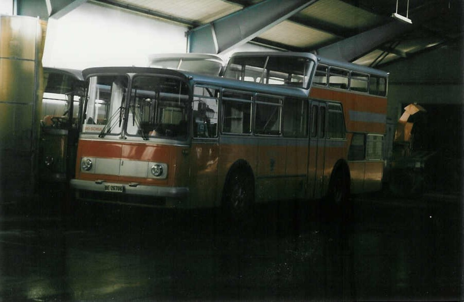 (010'217) - Aus dem Archiv: AFA Adelboden - Nr. 6/BE 26'706 - FBW/Vetter/R&J Anderthalbdecker am 30. Dezember 1993 im Autobahnhof Adelboden