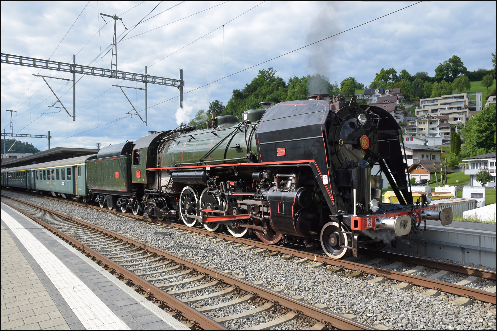 150 Jahre Emmentalbahn. 

141-R-1244 auf dem Rückweg von der grossen Emmentalrundfahrt anlässlich des Jubiläums. In Menznau ist eine Zugkreuzung angesagt, Zeit zum Aufholen und Mitfahren. Wie sich kurz drauf zeigte, die genau passende Unterbrechung. Mai 2025.