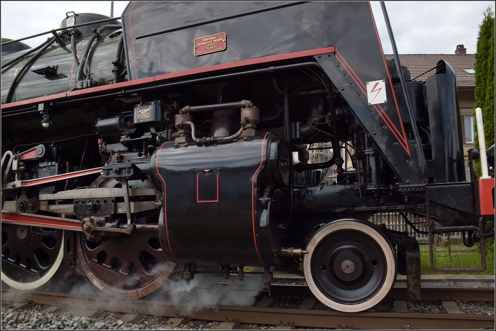 150 Jahre Emmentalbahn. 

141-R-1244 auf dem Rückweg von der grossen Emmentalrundfahrt anlässlich des Jubiläums. Auf dem Bahnübergang Luezerner Strasse in Huttwil beschleunigt sie eindrucksvoll den Zug die kurze Rampe zur Wasserscheide hinauf. Mai 2025.

Beim Mitziehen entstand dieses Bild vom Zylinder der Lok, das vielleicht doch nicht im Archiv verstauben sollte...