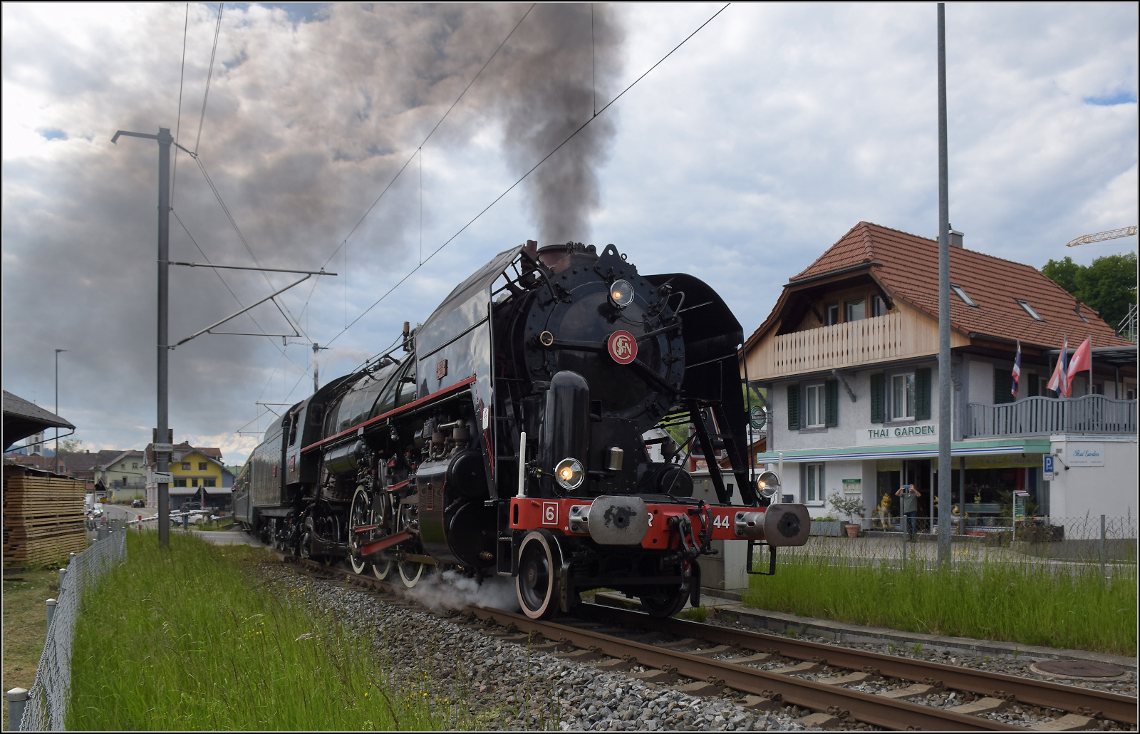 150 Jahre Emmentalbahn. 

141-R-1244 auf dem Rückweg von der grossen Emmentalrundfahrt anlässlich des Jubiläums. Auf dem Bahnübergang Luezerner Strasse in Huttwil beschleunigt sie eindrucksvoll den Zug die kurze Rampe zur Wasserscheide hinauf. Mai 2025.