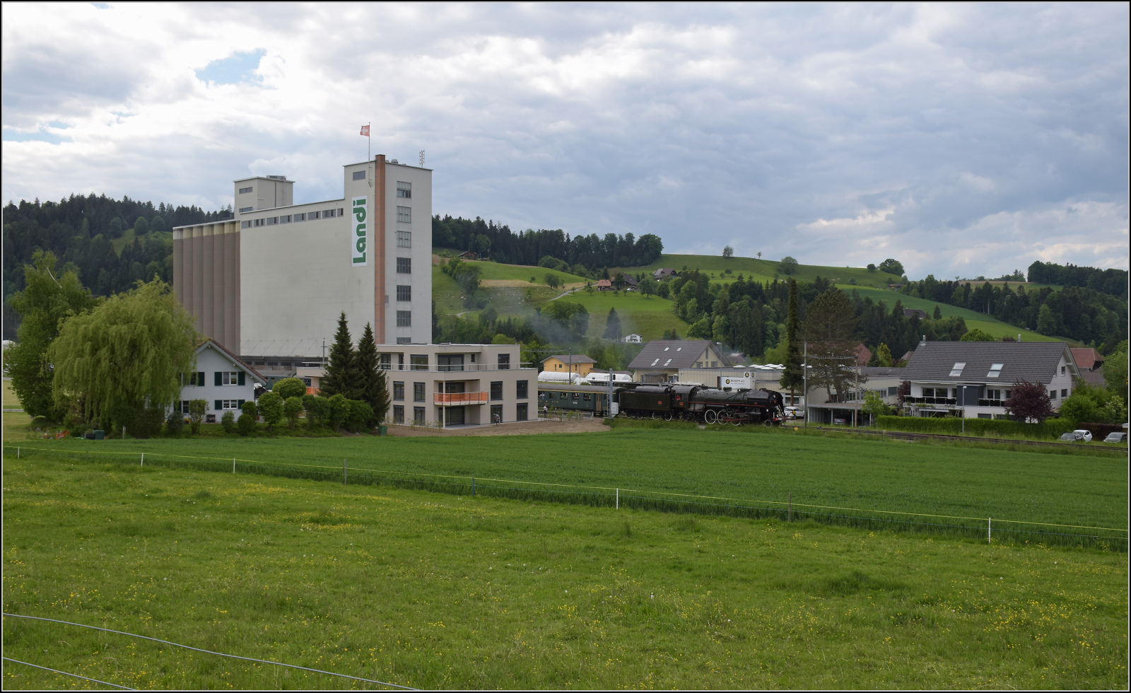 150 Jahre Emmentalbahn. 

141-R-1244 auf der RSHB-Strecke im Rahmen der grossen Emmentalrundfahrt zum Jubiläum. Huttwil bei der Landi, Mai 2025.