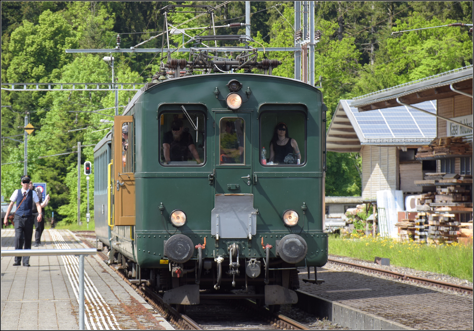 150 Jahre Emmentalbahn. 

BDe 2/4 240 wartet im Bahnhof Affoltern-Weier auf eine Zugkreuzung. Mai 2025.