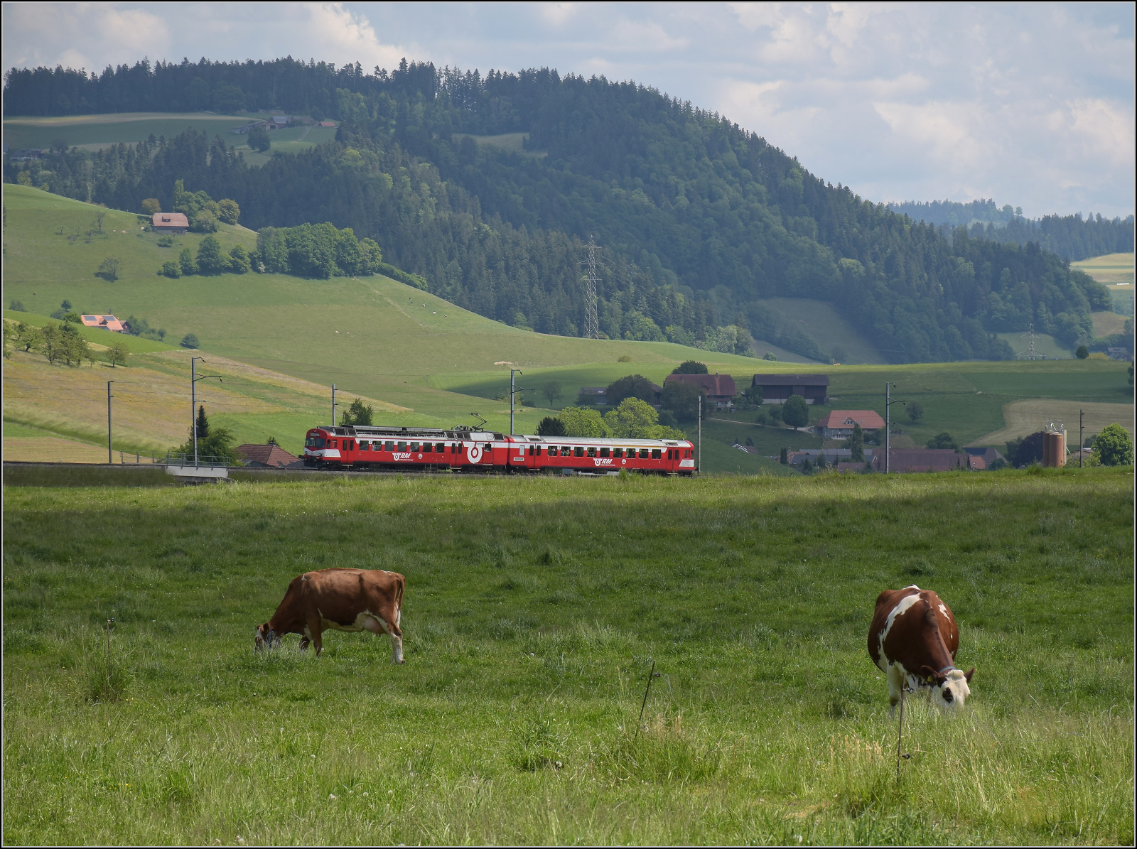 150 Jahre Emmentalbahn. 

Der Emmentaler RBDe 566 222 ist wieder daheim und strahlt im RM-Rot. Hier f�hrt er die Rampe von Gro�h�chstetten nach Konolfingen runter. Konolfingen Dorf, Mai 2025.