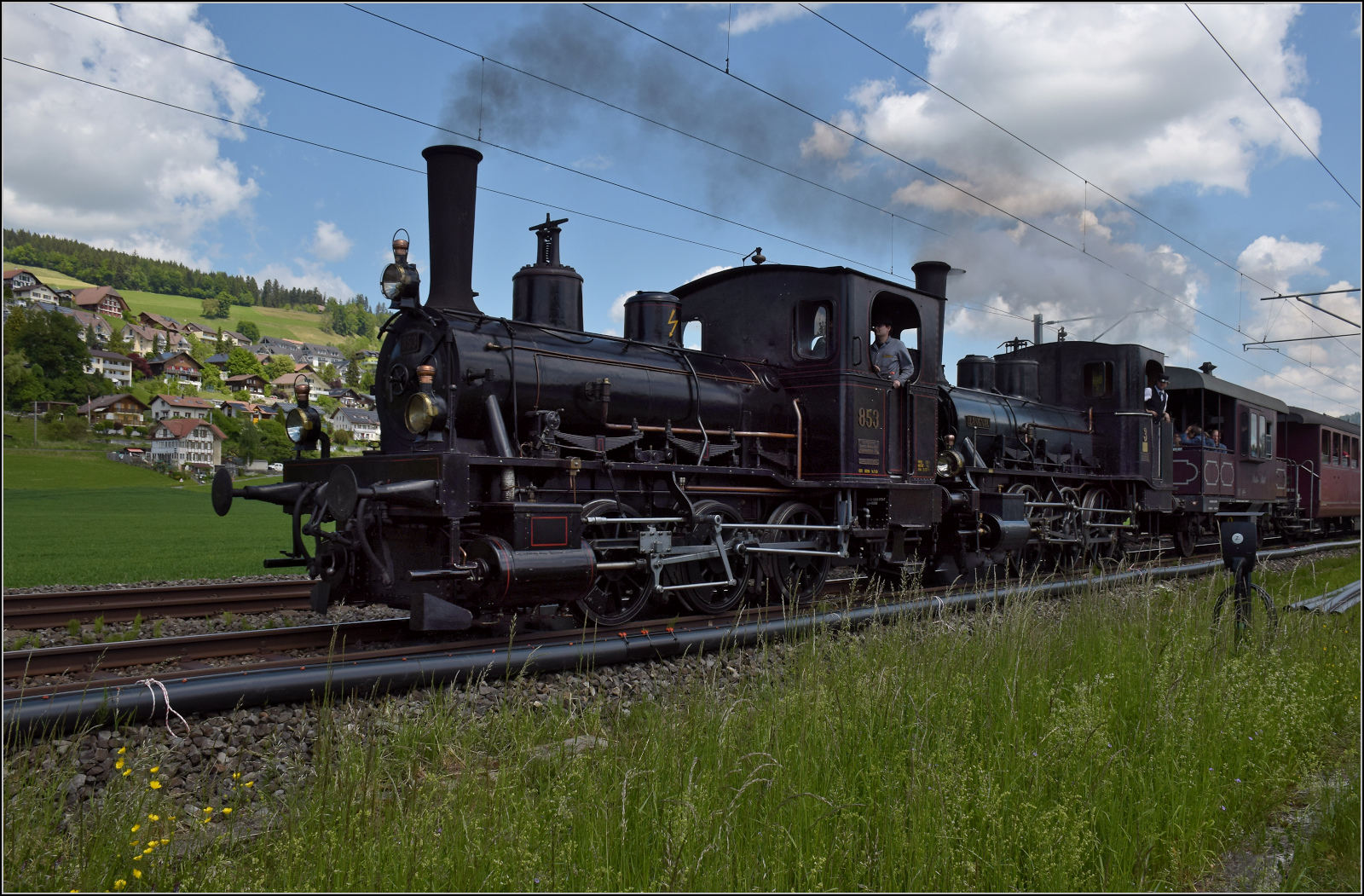 150 Jahre Emmentalbahn. 

E 3/3 853 der Jura-Simplon und Ed 3/3 3 'Langnau' der Emmentalbahn mit ihrem Sonderzug unterwegs auf der Bern-Luzern-Bahn. Konolfinger Moos, Mai 2025.
