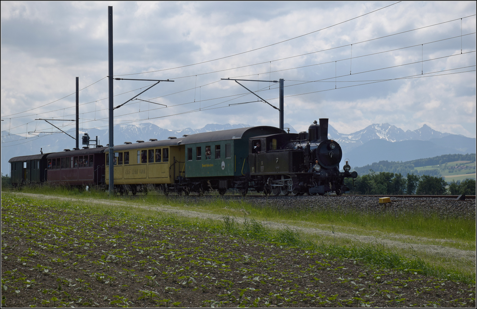 150 Jahre Emmentalbahn. 

Ed 3/4 51 der Bern-Schwarzenburg-Bahn mit einem Sonderzug nach Worb �berraschte durchaus. Durch einen RE ausgebremst gab es in Trimstein eine zweite Chance, wobei mir diesmal eine Fotowolke in die Parade fuhr. Mai 2025.