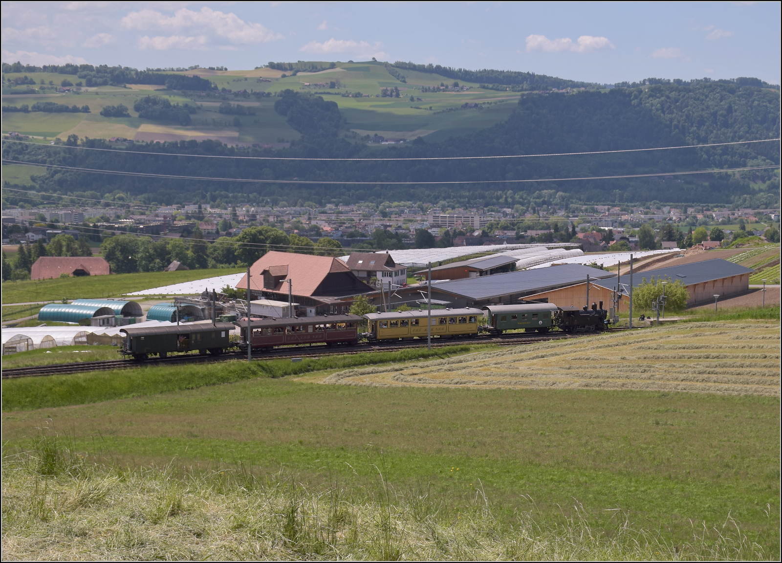 150 Jahre Emmentalbahn. 

Ed 3/4 51 der Bern-Schwarzenburg-Bahn mit einem Sonderzug nach Worb �berraschte durchaus. Die Weite der Landschaft ist durchaus ein Foto im sehr ung�nstigen Gegenlicht wert. T�gertschi, Mai 2025.