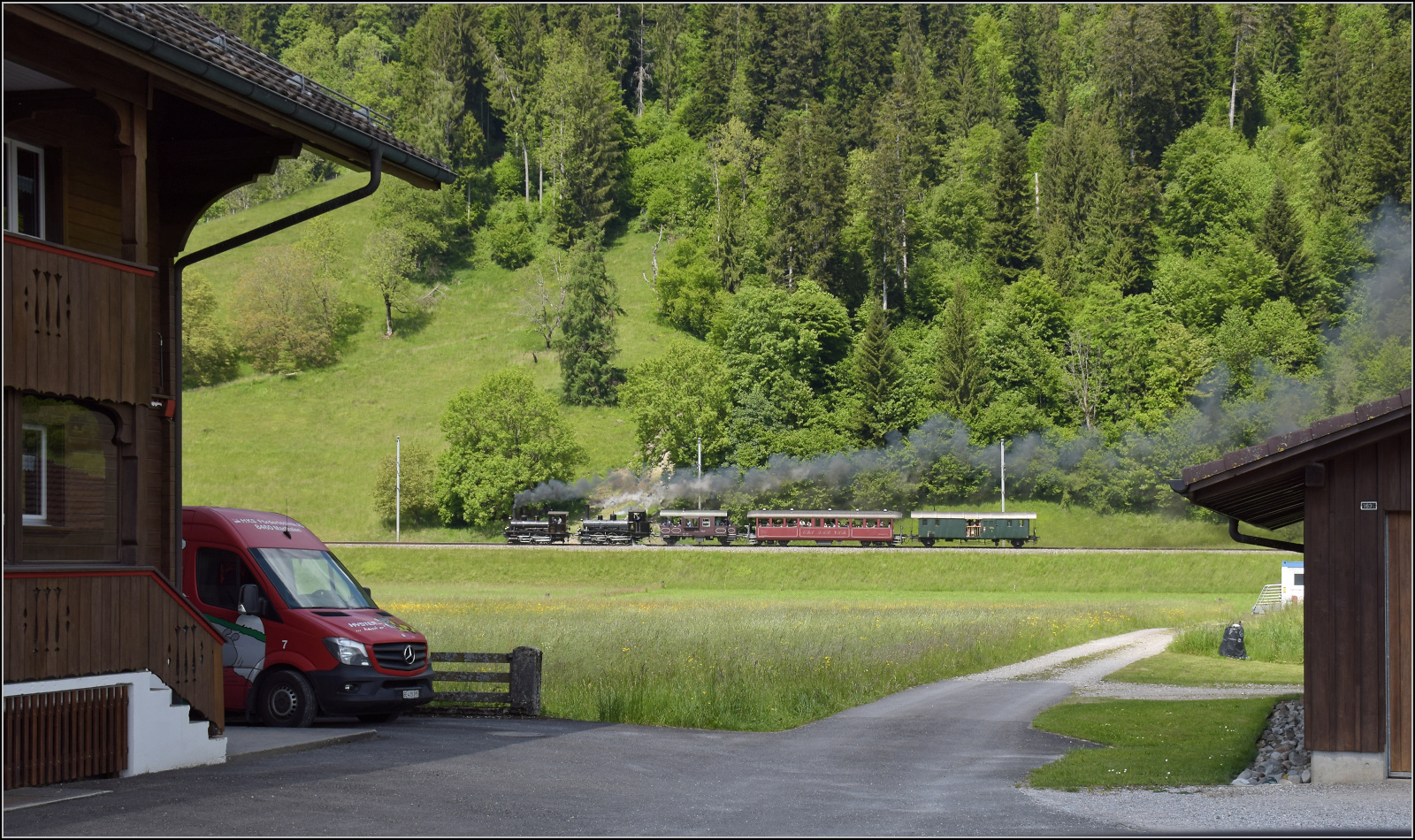 150 Jahre Emmentalbahn. 

Fotogene Vorbeifahrt von E 3/3 853 der Jura-Simplon und Ed 3/3 3 'Langnau' der Emmentalbahn mit ihrem Sonderzug auf der Bern-Luzern-Bahn. Emmenmatt Ried, Mai 2025.