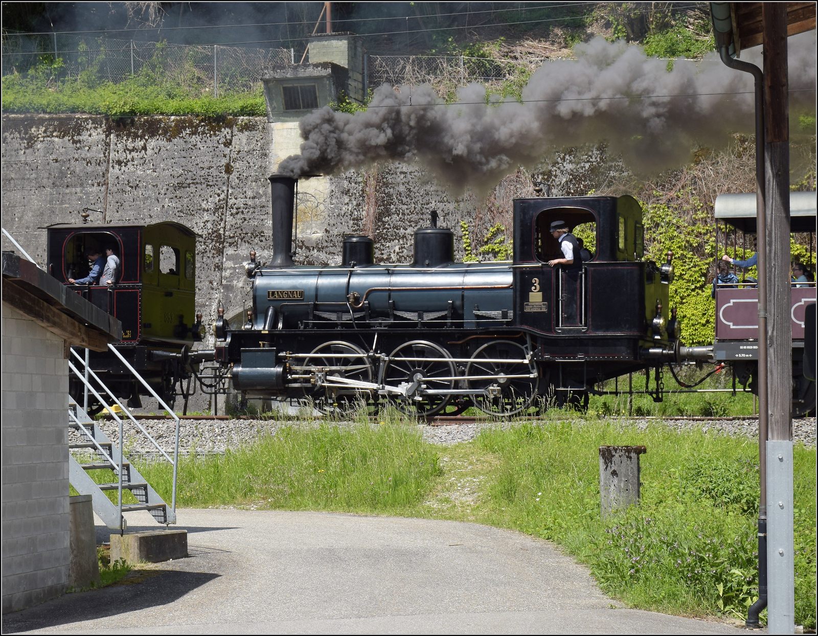 150 Jahre Emmentalbahn. 

Fotogene Vorbeifahrt Ed 3/3 3 'Langnau' der Emmentalbahn mit ihrem Sonderzug auf der Bern-Luzern-Bahn. Wegen einer fehlenden Bremseinrichtung wurde die �lteste Teilnehmerin am Fest grunds�tzlich in die zweite Reihe verbannt, daher wollte ich mit diesem Bild den Fokus ein wenig nach hinten verschieben. Emmenmatt, Mai 2025.