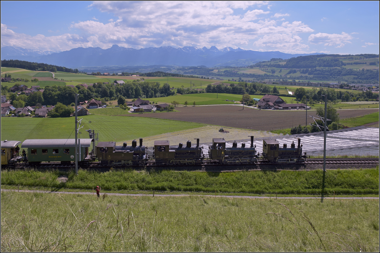 150 Jahre Emmentalbahn. Vierfachtraktion auf Gleisen der Bernischen Staatsbahn.

Es gibt noch andere B�hnli nach Worb. Alle vier momentan betriebsf�higen Dampfloks der Dampfbahn Bern. E 3/3 853 der Jura-Simplon-Bahn, Ed 3/3 3 'Langnau' der Emmentalbahn, E 3/3 1 'Lise'des Gaswerks Bern und Ed 3/4 51 der Bern-Schwarzenburg-Bahn erreichen T�gerschi. Das Ganze vor der Kulisse von Stockhorn und Gantrisch. Mai 2025.