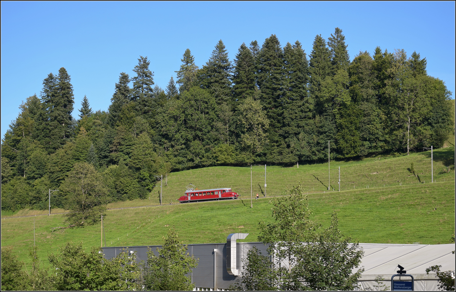 150 Jahre Tösstalbahn.

Der Rote Pfeil aus Balsthal durfte beim Jubiläum mitfeiern. Nach dem Aussendienst auf der Kempttalbahn ging es für RCe 2/4 607 zur Übernachtung nach Bauma. Hier auf der Rampe in Bauma. September 2025.