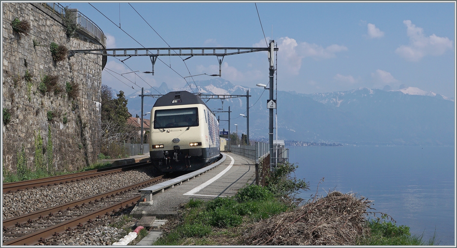 175 Jahre Schweizer Bahnen, und zum Jubiläum wurde neben einer Re 4/4 II auch diese SBB Re 460 019 mit einer Jubiläumsfolie beklebt. Die SBB Re 460 019 mit dem IR 90 1720 bei St-Saphorin.

25. März 2022 