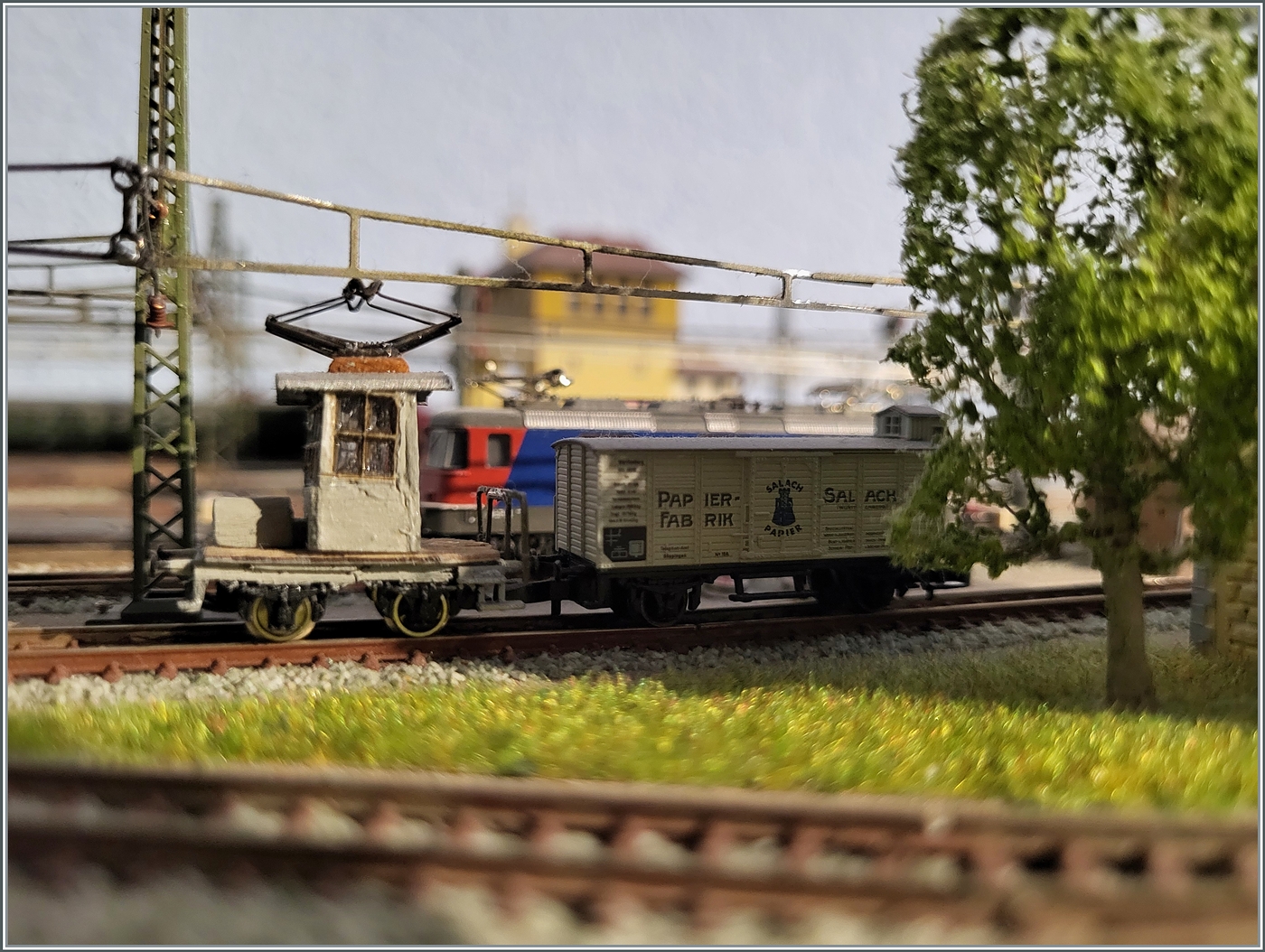 2. DEZEMBER TAG DER MODELLEISENBAHN: Neben dem Kauf von Modellbahnartikel kann man Modellbahn auch basteln, und dafür steht dieser Te 1/2 im Z-Massstab 1:220, der natürlich so  vergrössert  das eine oder andere ungeschickte Detail offenbart. 

2. Dez. 2024