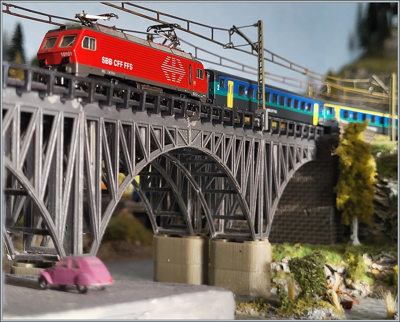 2. DEZEMBER TAG DER MODELLEISENBAHN: Eine SBB Re 4/4 IV ist mit einen IR auf meiner Z-Bahn Anlage unterwegs. 

2. Dez. 2024   