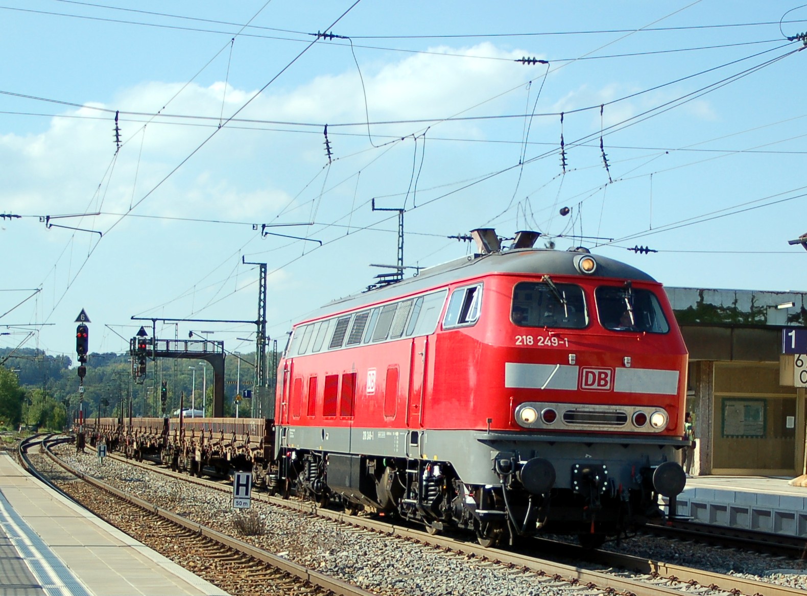 218 249-1 mit Flachwagen Typ Remms in Amstetten am 26.08.2007.