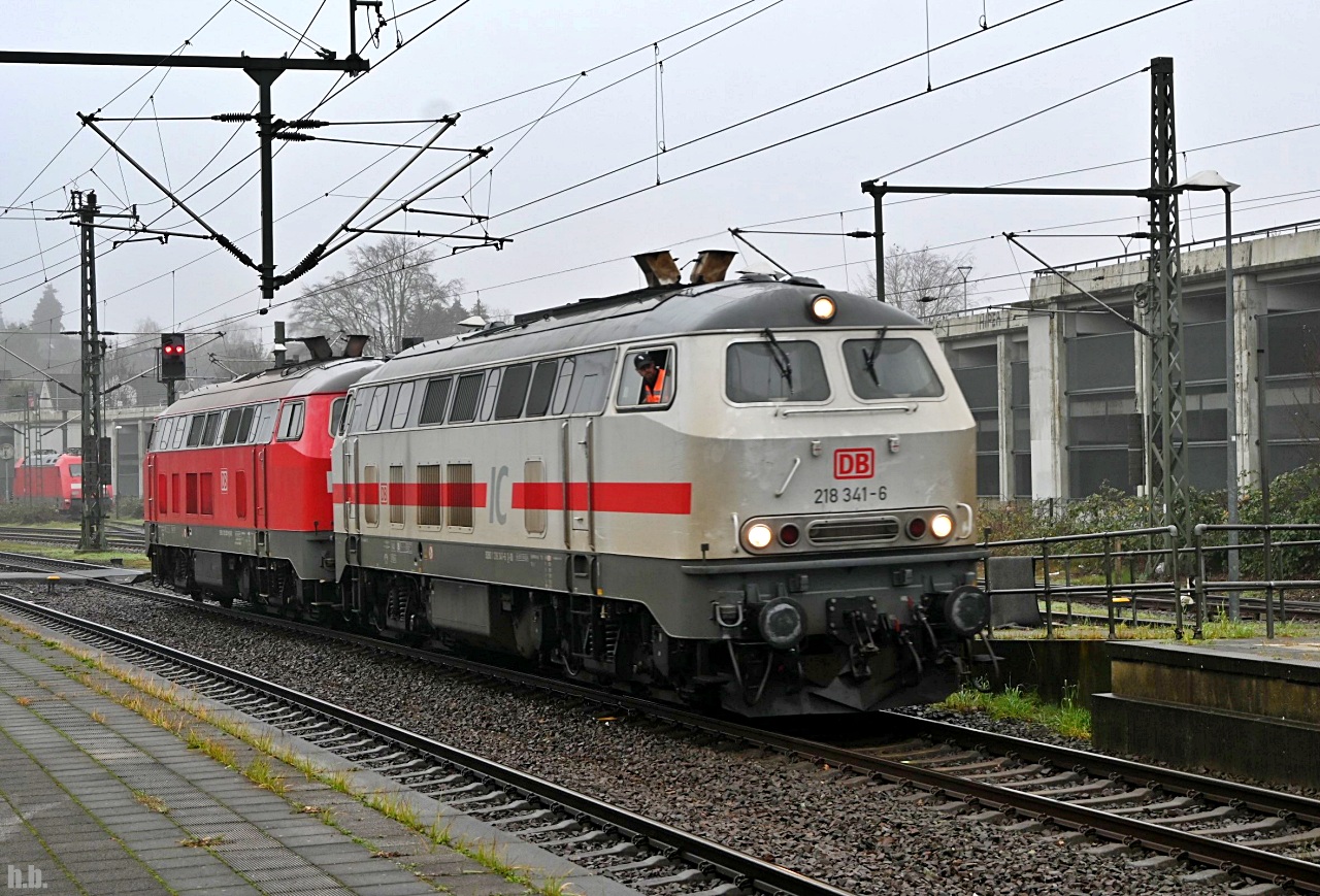 218 341 und 218 397 fuhren bei trüben regenwetter zum ankoppeln am IC 2075 nach westerland/sylt im bahnhof itzehoe,25.12.24