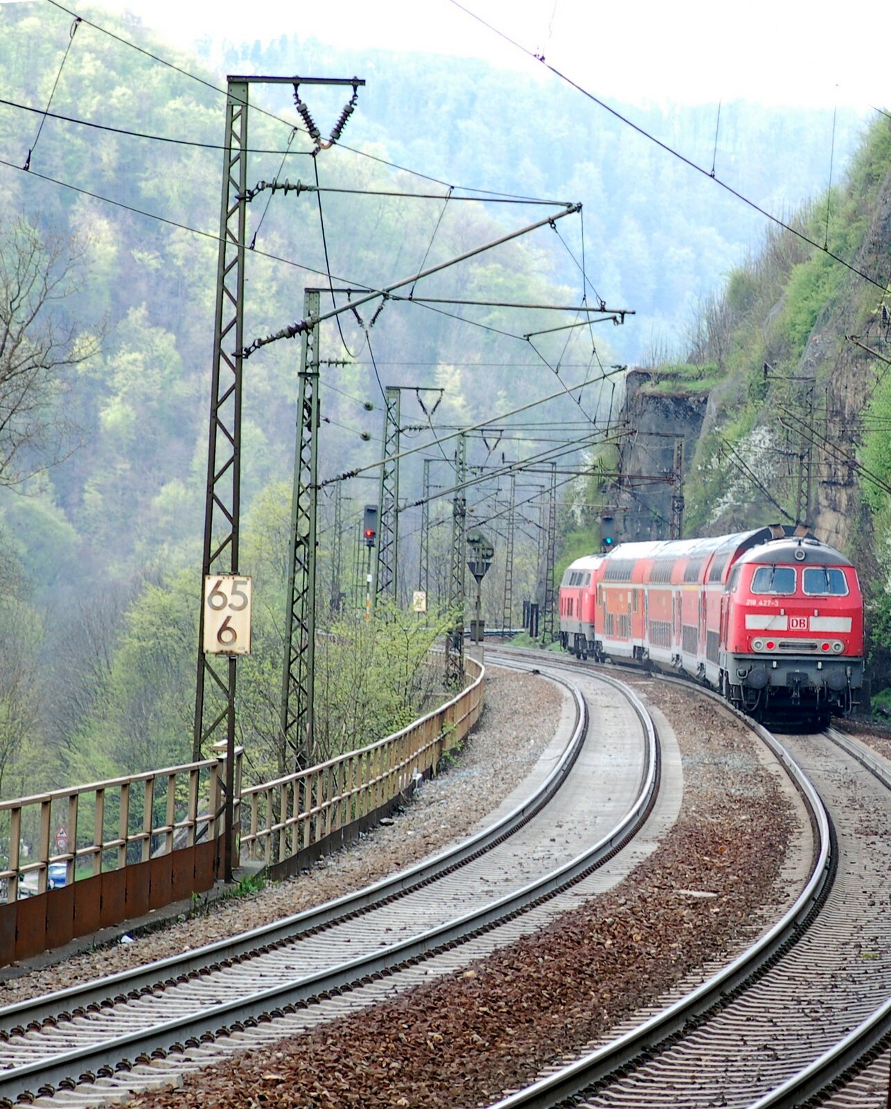 218 438-0 und Doppelstockzug im Sandwich mit 218 427-3 auf der Geislinger Steige am 20.04.2009.