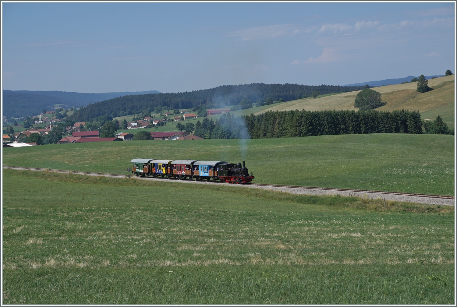30 ANS CONI'FER /30 Jahre Coni'Fer - Zum dreissigsten Geburtstag dieser eindrücklichen Museumsban auf einem Teilabschnitt der internationalen Strecke Milano - Paris im Jura zwischen Vallorbe und Pontarlier verkehren die Zuge im Stundentakt: Den Anfang macht das  Tigerli  E 3/3 N° 5 mit vier für den (Museums)-Reiseverkehr hergerichteten ex SBB Db  Sputnik . Der Zug ist auf seiner gut siebeneinhalb Kilometer langen Fahrt hier kurz vor Le Touillon. 

15. Juli 2023