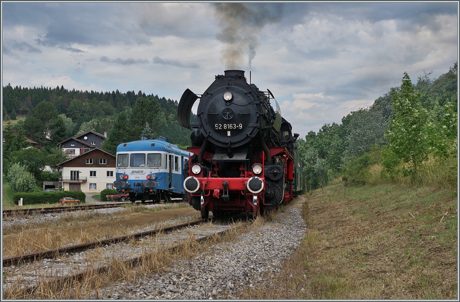 30 ANS CONI'FER /30 Jahre Coni'Fer - So viel Verkehr gab es wohl hier seit gut 110 Jahren nicht mehr! Der X 2816 der Association l'autorail X2800 du Haut-Doubs wartet im mir bis anhin unbekannten Kreuzungsbahnhof der Coni'Fer von Le Touillon auf den von der 52 8163-9 geführten Gegenzug.

15. Juli 2023