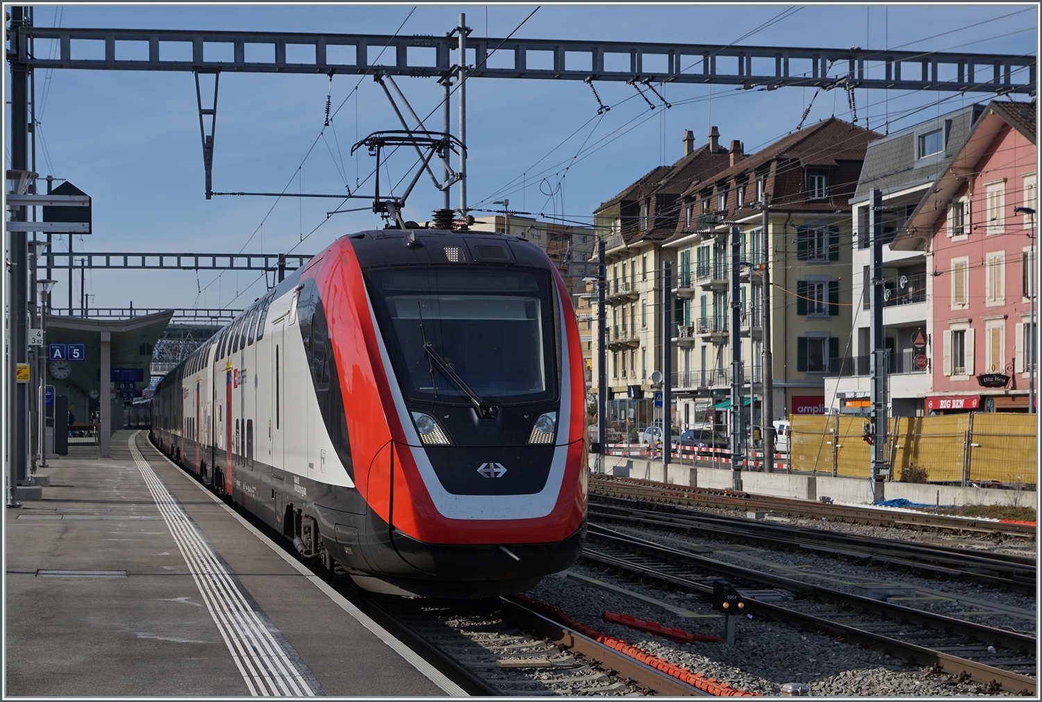 Als IC 1 von Genève Aéroport nach St-Gallen fährt ein SBB RABe 502 Twidexx in Renens VD durch. 

21. Feb. 2023
