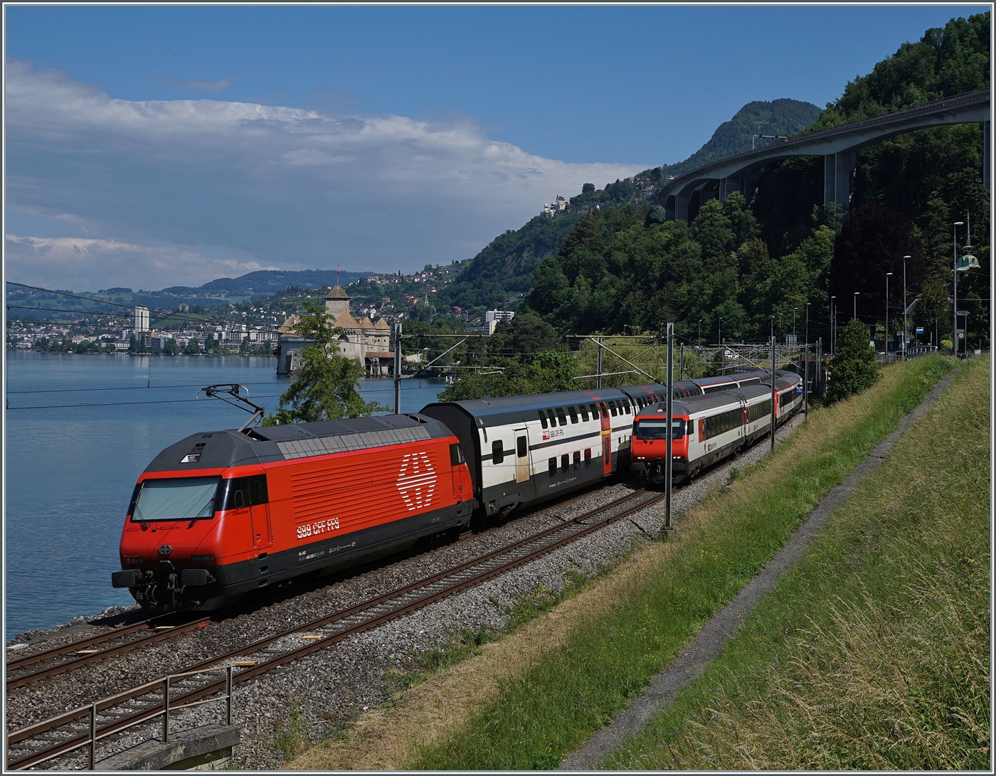 Als ich bei Villeneuve den IR90 von Brig nach Genève Aéroport fotografieren wollte, kam gerade der Gegenzug, diesen konnte ich auf diesem Bild nur mit dem Fahrleitungs-Masten vor dem Steuerwagen ablichten. 

5. Juni 2024