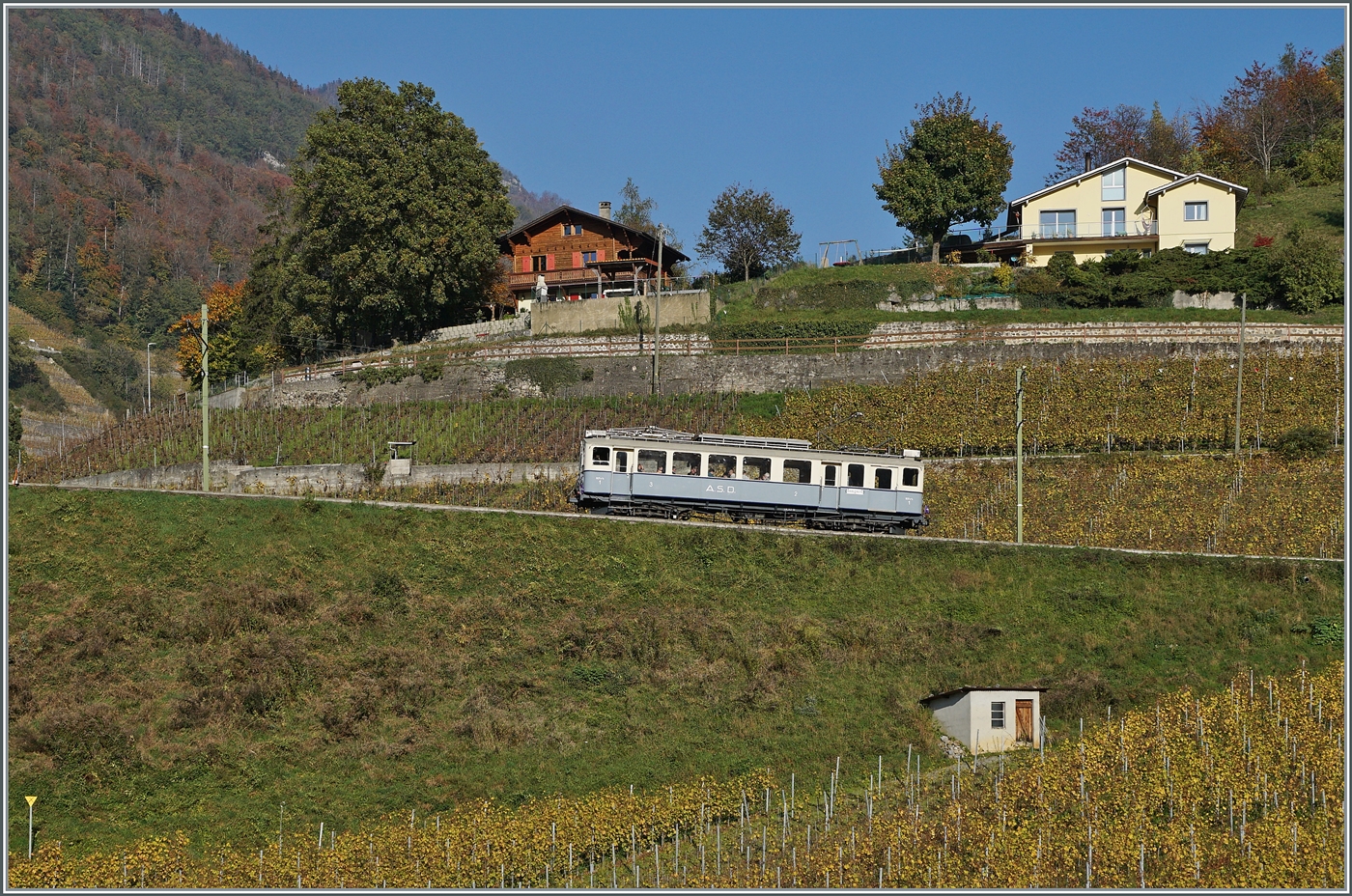 Am 2. November lud die  Association ASD 1914  mit ihrem ASD BCFe 4/4 N° 1  TransOrmonan  zu einer Jass-Fahrt ein. Das Bild zeigt den  Association ASD 1914   ASD BCFe 4/4 N° 1  TransOrmonan  oberhalb des Château d'Aigle auf der Fahrt in Richtung Les Diablerets. 
Übrigens die angekündigte Abfahrtszeit von 14:20 stimmte nicht ganz, konnte nicht stimmen, denn dem Zug hätte eine Kreuzungsmöglichkeit mit dem Planverkehr gefehlt.

2. Nov. 2024