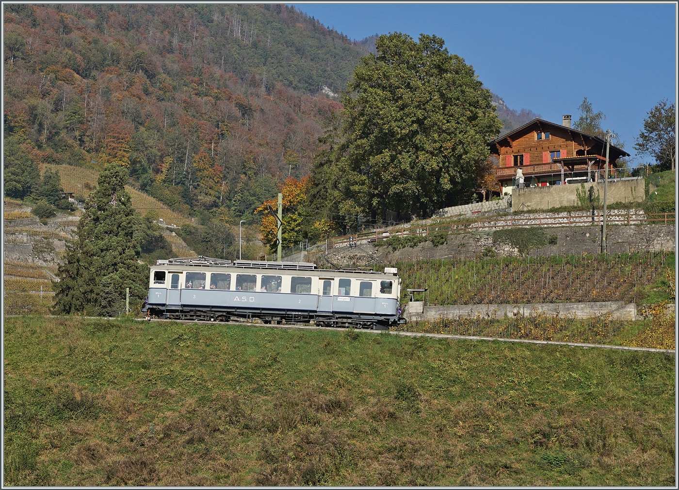 Am 2. November lud die  Association ASD 1914  mit ihrem ASD BCFe 4/4 N° 1  TransOrmonan  zu einer Jass-Fahrt ein. Das Bild zeigt den  Association ASD 1914  ASD BCFe 4/4 N° 1  TransOrmonan  oberhalb des Château d'Aigle auf der Fahrt in Richtung Les Diablerets. 

2. November 2024